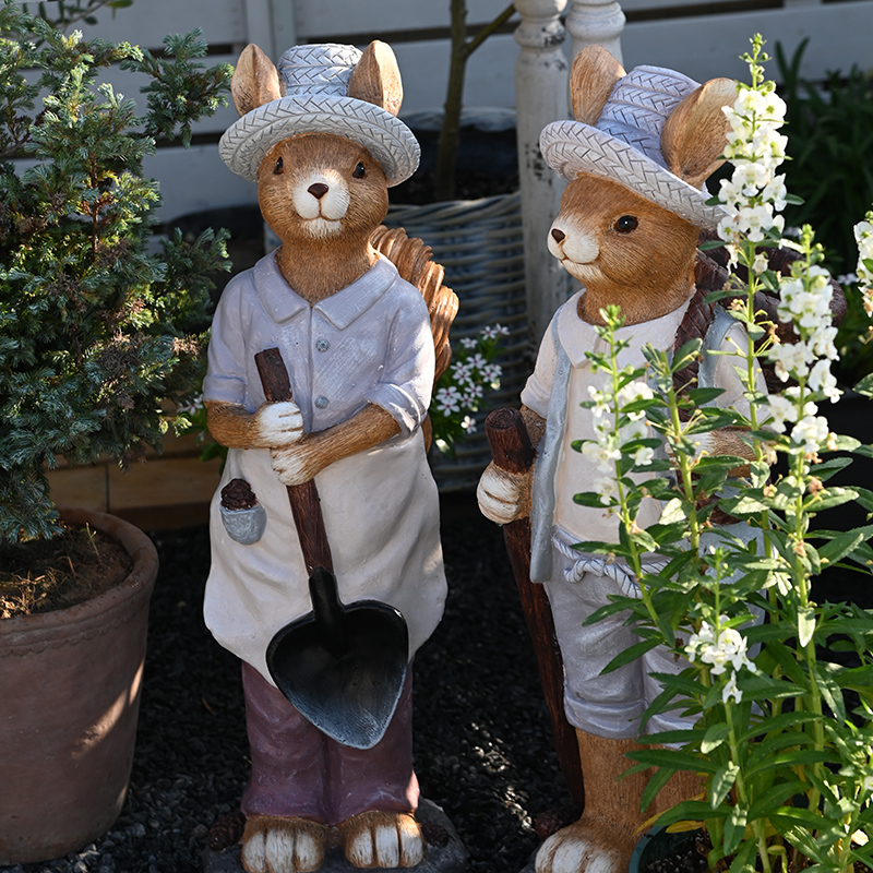 Cartoon Squirrel Holding Shove – обзор и цена Gardening Tools Spade