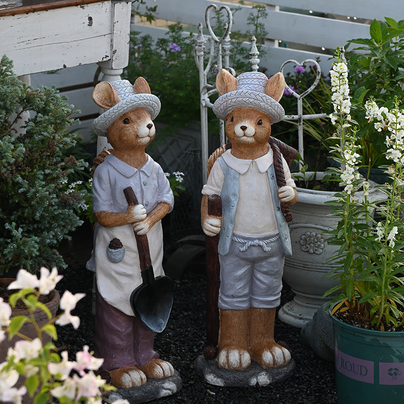 Cartoon Squirrel Holding Shove – обзор и цена Gardening Tools Spade